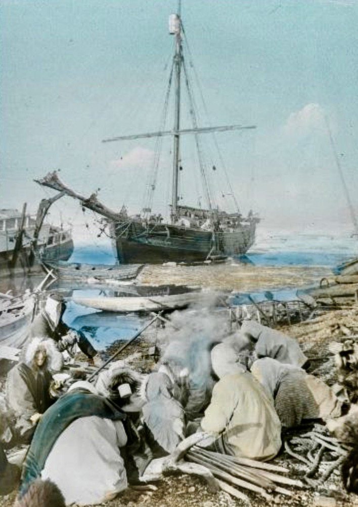 Roald Amundsen og hans menn og ikke minst det fine lille skipet, Gjøa, overvintret i det som skulle få navnet Gjøahavn. Her bodde de sammen med inuittene og lærte mye om hvordan man lever (og overlever) i et til tider svært ugjestmildt klima. Bildet er hentet fra nettet.